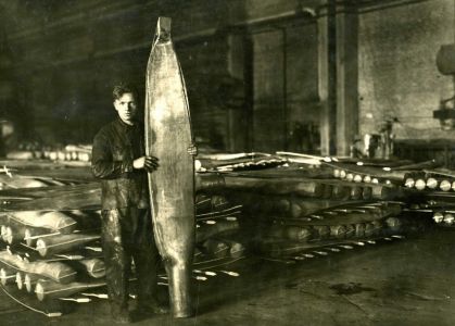 pervaja partija shtampovok lopastej dlja boevyh samoletov v kuznechnom cehe zavoda 268 1943 god